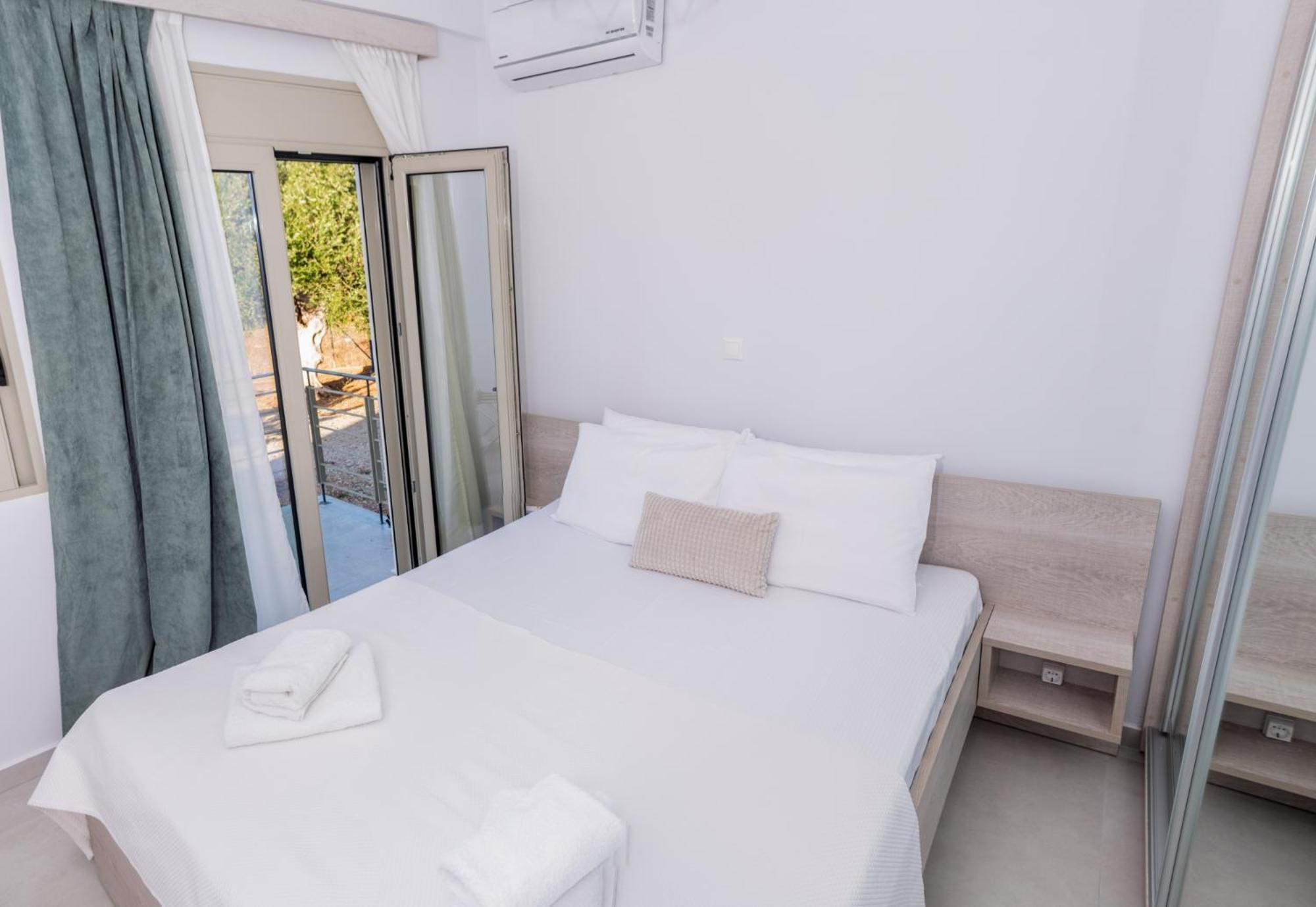 Alonakia Home Suites Filiatra Exterior foto